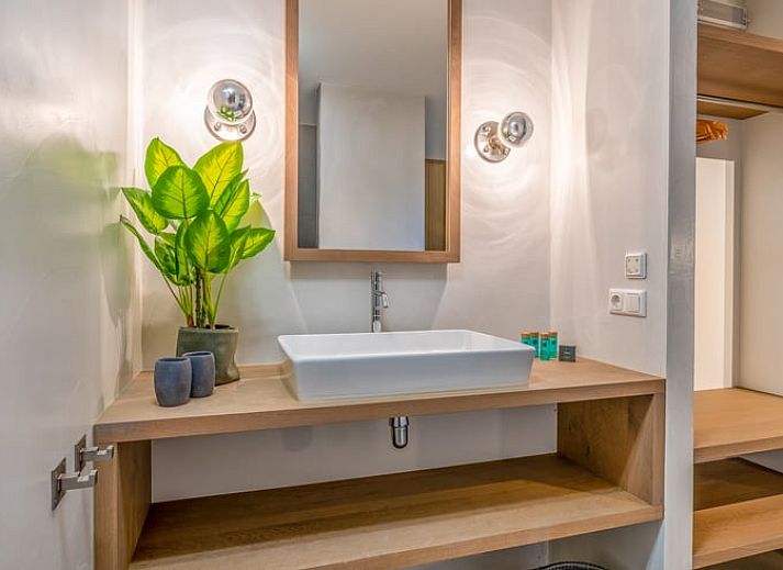 Stilvolle Einrichtung des Ferienhauses in De Koog, Texel, mit modernem Dekor und viel Licht, ideal fuer einen komfortablen Aufenthalt.