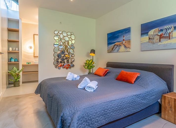 Stilvolle Einrichtung des Ferienhauses in De Koog, Texel, mit modernem Dekor und viel Licht, ideal fuer einen komfortablen Aufenthalt.