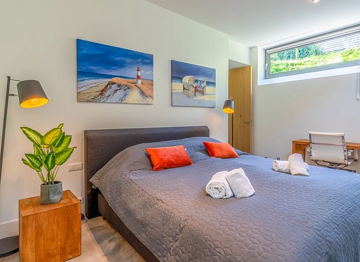 Stilvolle Einrichtung des Ferienhauses in De Koog, Texel, mit modernem Dekor und viel Licht, ideal fuer einen komfortablen Aufenthalt.