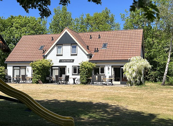 Koetshuis 2 in De Koog, Texel met zonnig terras en comfortabele zitgelegenheid.