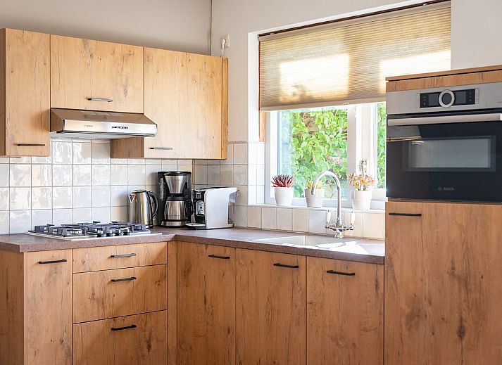 Koetshuis 2 in De Koog, Texel met zonnig terras en comfortabele zitgelegenheid.