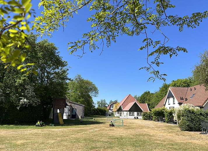 Quiet garden at Koetshuis 3, vacation home in De Koog, Texel.