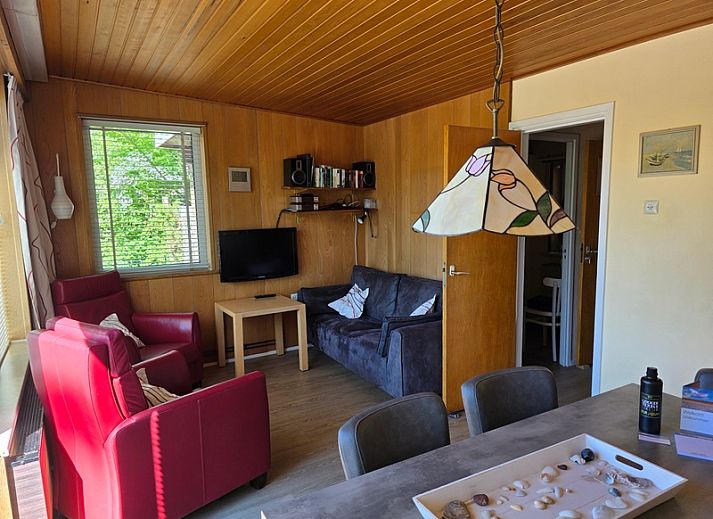 Bungalowpark De Nagtegaal, De Koog, Texel: charmant terras van Bungalow 47 met tuinmeubilair en groene omgeving.