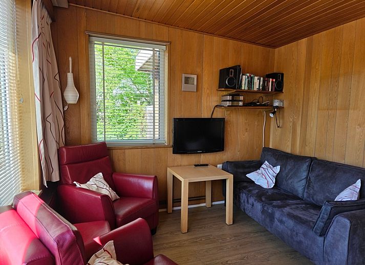 Bungalowpark De Nagtegaal, De Koog, Texel: charmant terras van Bungalow 47 met tuinmeubilair en groene omgeving.