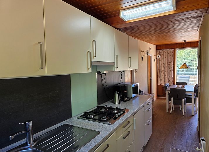 Bungalowpark De Nagtegaal, De Koog, Texel: charmant terras van Bungalow 47 met tuinmeubilair en groene omgeving.