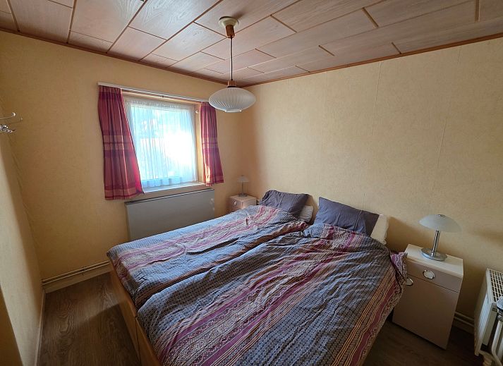 Knusse zithoek in Bungalow 47, Bungalowpark De Nagtegaal, De Koog, Texel met moderne voorzieningen en uitzicht op de tuin.