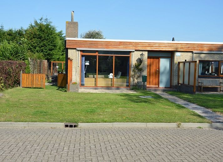 Orchismient 18 large vacation home in De Koog, Texel with green front garden on the Wadden Islands.