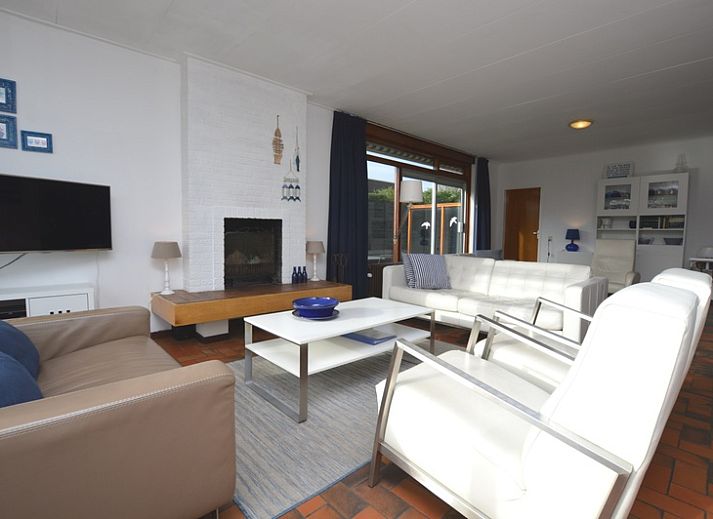 Orchismient 18 large vacation home in De Koog, Texel with green front garden on the Wadden Islands.