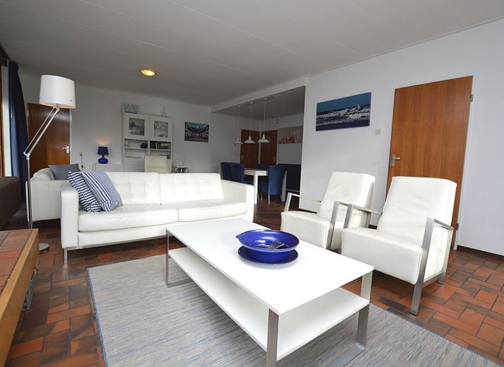 Orchismient 18 large vacation home in De Koog, Texel with green front garden on the Wadden Islands.