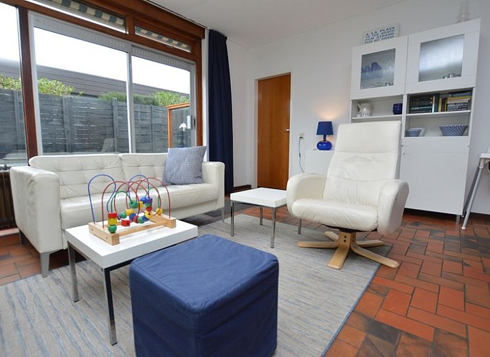 Cozy living room in Orchismient 18 large, De Koog, Texel with modern furnishings and fireplace.