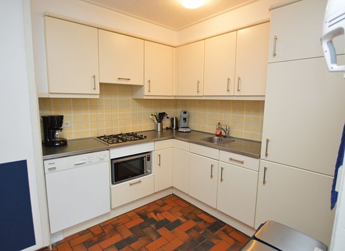 Cozy living room in Orchismient 18 large, De Koog, Texel with modern furnishings and fireplace.