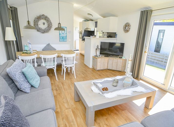 Chalet Bregkoog 215 Zandhuisjes op Chaletpark Bregkoog in De Koog, Texel biedt een moderne buitenkant en ruime veranda.