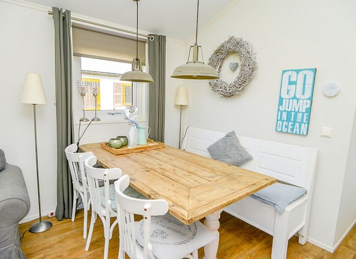 Chalet Bregkoog 215 Zandhuisjes op Chaletpark Bregkoog in De Koog, Texel biedt een moderne buitenkant en ruime veranda.