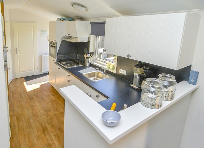 Chalet Bregkoog 215 Zandhuisjes op Chaletpark Bregkoog in De Koog, Texel biedt een moderne buitenkant en ruime veranda.