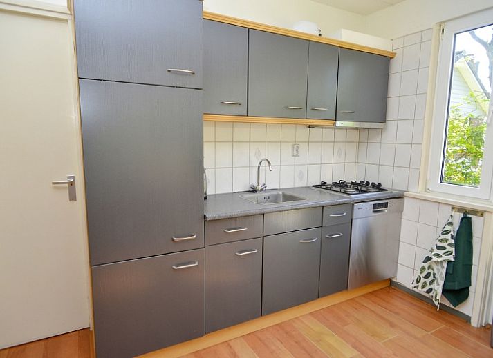 Gezellige woonkamer in Bungalowpark Hoog Koog - t Huisje Texel, De Koog, Texel, met comfortabele banken en kunst aan de muur.