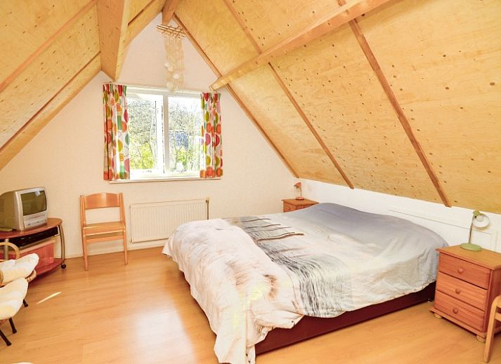 Gezellige woonkamer in Bungalowpark Hoog Koog - t Huisje Texel, De Koog, Texel, met comfortabele banken en kunst aan de muur.