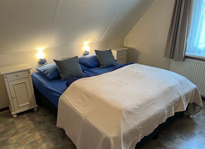 Gemuetliches Wohnzimmer von Landgoed Springtij - Koetshuis 1, De Koog, Texel, mit bequemen Sitzgelegenheiten und Tageslicht.