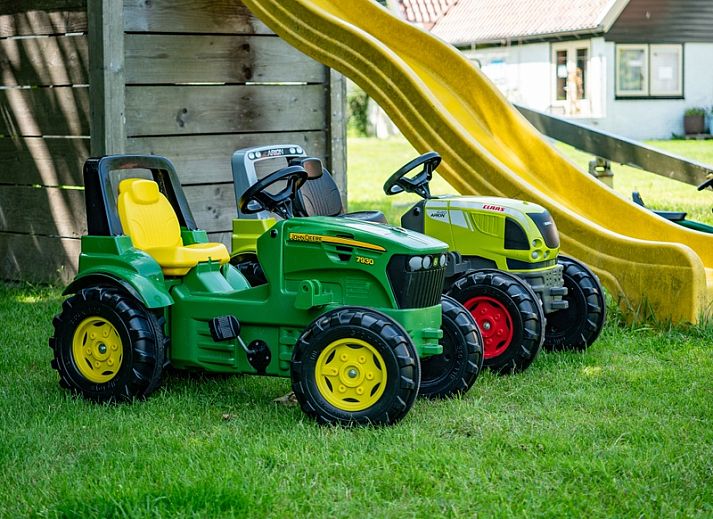 Moderne Kueche in Landgoed Springtij - Koetshuis 1, De Koog, Texel, ausgestattet mit Holzschraenken und modernen Geraeten.