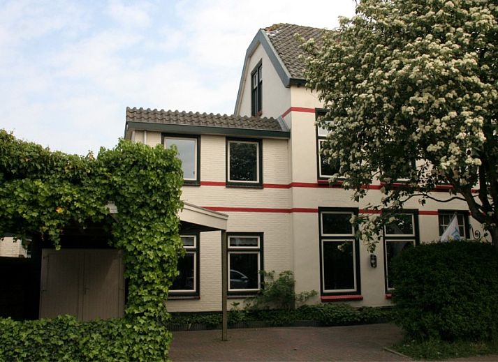 De Eierdop Fruehstueckspension in De Cocksdorp, Texel. Charmante Unterkunft mit klassischer Fassade in der ruhigen Umgebung der Waddeninseln.