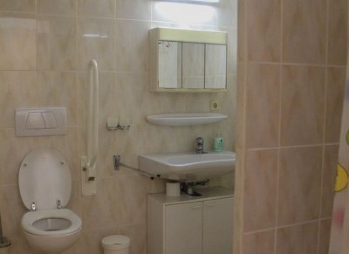 Gemuetliches Schlafzimmer im Bed and Breakfast de Eierdop, De Cocksdorp, Texel. Komfortabler Aufenthalt auf den Watteninseln mit schoenem Dachfenster.