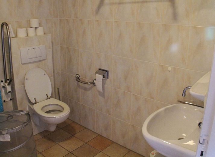 Gemuetliches Schlafzimmer im Bed and Breakfast de Eierdop, De Cocksdorp, Texel. Komfortabler Aufenthalt auf den Watteninseln mit schoenem Dachfenster.