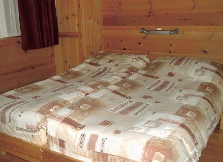 Charmant exterieur van pension Pol, bed and breakfast in De Koog, Texel met uitnodigend terras en bloeiende tuin.