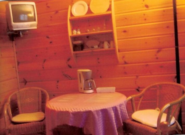 Charmant exterieur van pension Pol, bed and breakfast in De Koog, Texel met uitnodigend terras en bloeiende tuin.