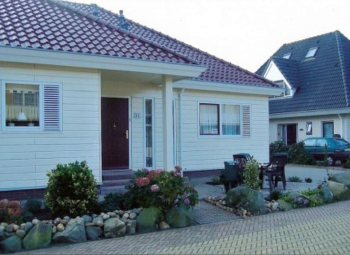 Charmant exterieur van pension Pol, bed and breakfast in De Koog, Texel met uitnodigend terras en bloeiende tuin.