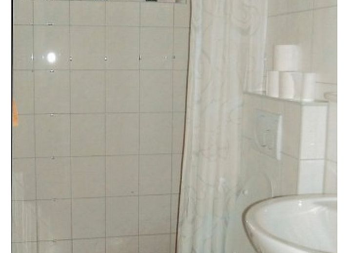 Knusse slaapkamer in pension Pol, bed and breakfast op Texel, met houten interieur voor een warme sfeer.