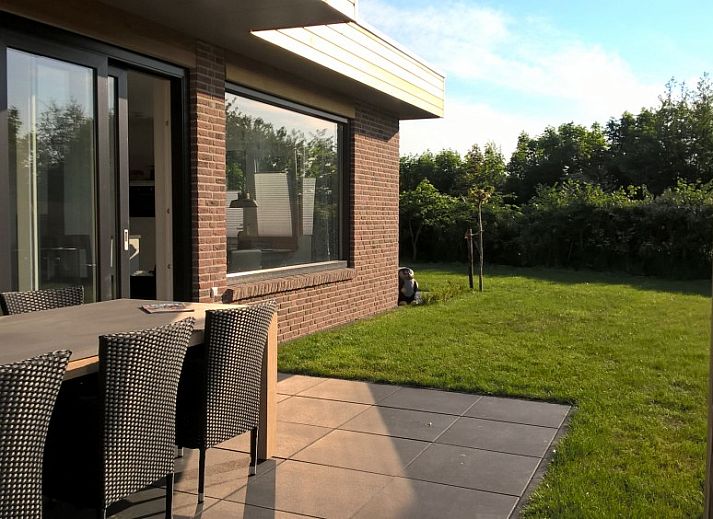 Park Verste Coogh bungalow in De Koog, Texel with spacious garden and wooden exterior.