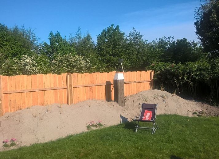 Park Verste Coogh bungalow in De Koog, Texel with spacious garden and wooden exterior.