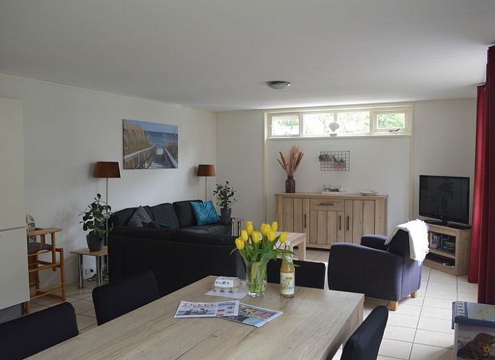 Vorderansicht des Ferienhauses Hortensia in De Waal, Texel, mit bunten Hortensien.