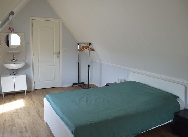 Seitenansicht von Hortensia, einem Ferienhaus in De Waal, Texel, umgeben von Blumen.