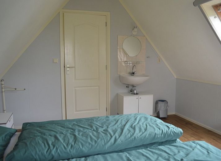 Modernes Badezimmer im Ferienhaus Hortensia, De Waal, Texel, mit grosser Dusche.