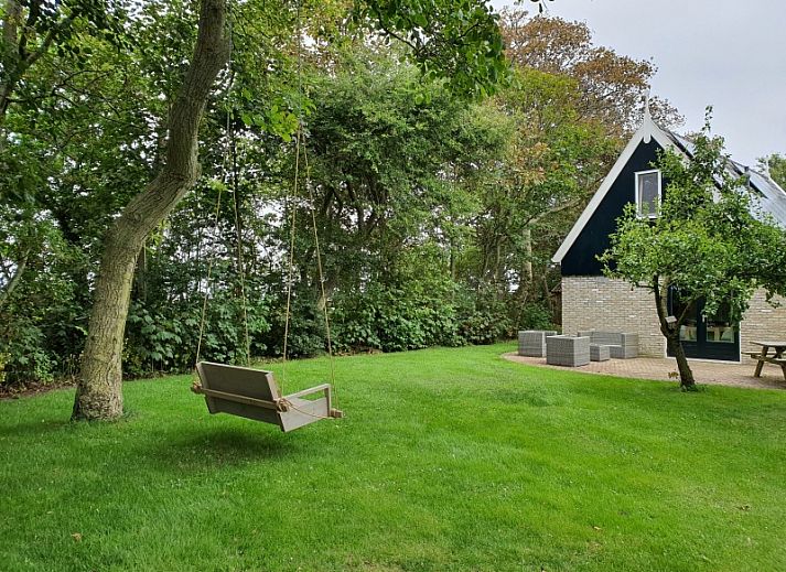 Variant vakantiehuis in De Waal, Texel met ruime tuin en terras voor ontspanning.