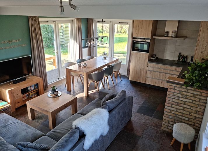Schommelbank in de groene tuin van Variant vakantiehuis, De Waal, Texel.