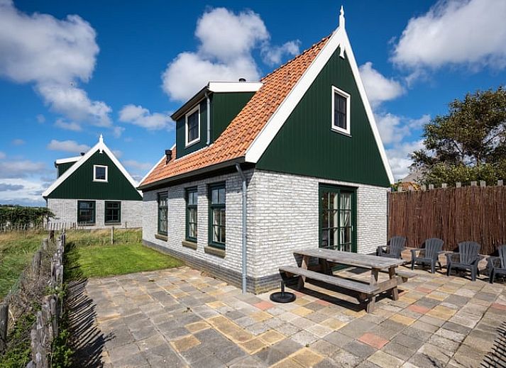 Cozy living room in Cottage in De Waal, Texel with lots of light and access to terrace.