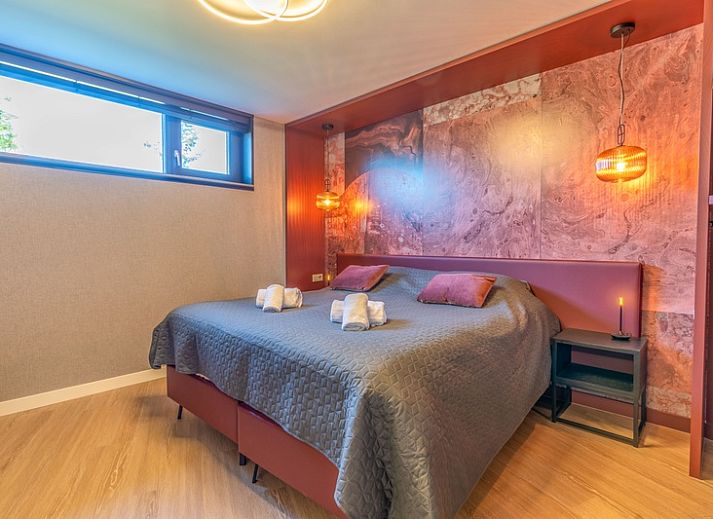 Gezellige woonkamer in Villa 16 Weegeswaal, Texel, met moderne inrichting en haard.