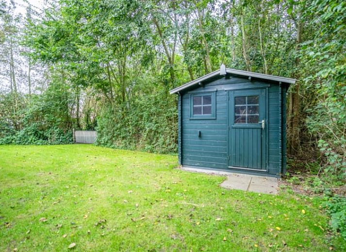 Moderne leefruimte in Huisje in De Waal, Texel met openslaande deuren naar het terras.