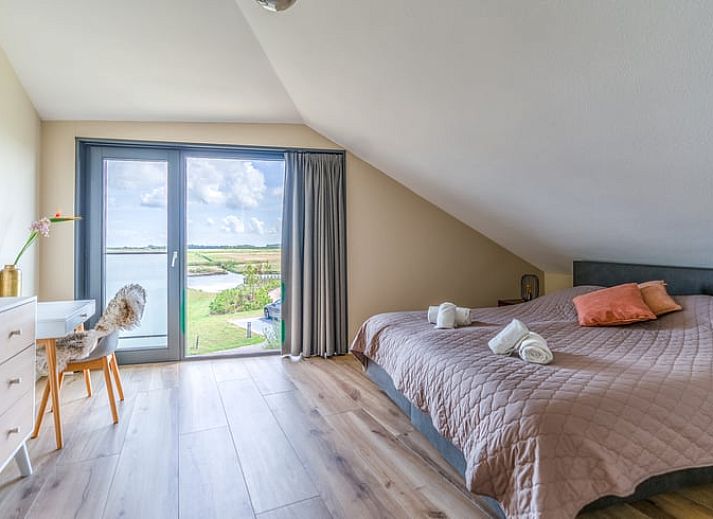 Moderne open leefruimte in Vakantiehuisje in De Waal, Texel met uitzicht op de natuur.