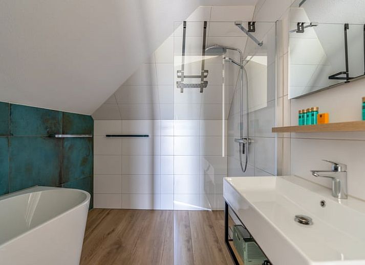 Moderne open leefruimte in Vakantiehuisje in De Waal, Texel met uitzicht op de natuur.