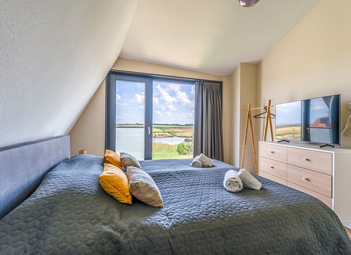 Moderne open leefruimte in Vakantiehuisje in De Waal, Texel met uitzicht op de natuur.