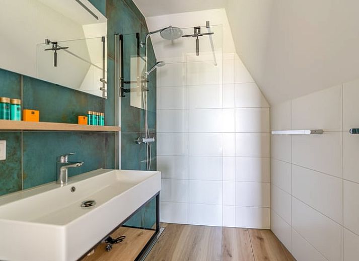 Moderne open leefruimte in Vakantiehuisje in De Waal, Texel met uitzicht op de natuur.