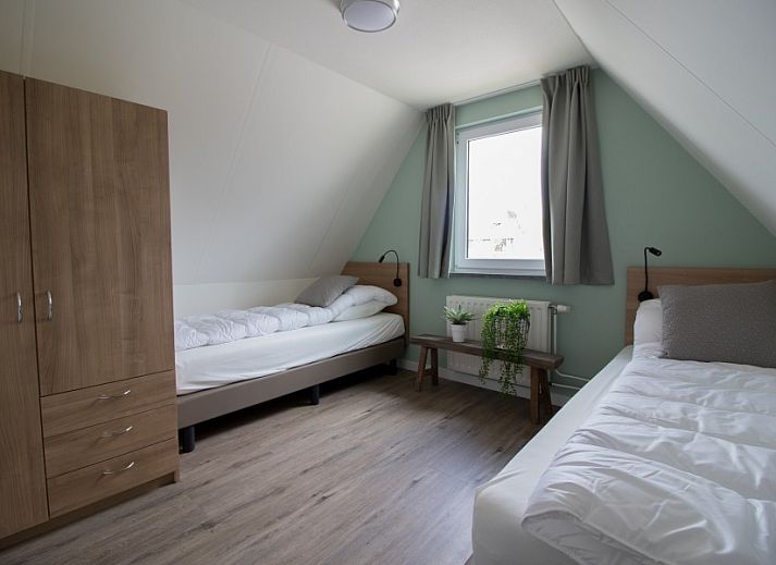 Gezellige eetkamer in Nieuwlanderweg 75 bungalow, De Koog, Texel met moderne inrichting en veel natuurlijk licht.