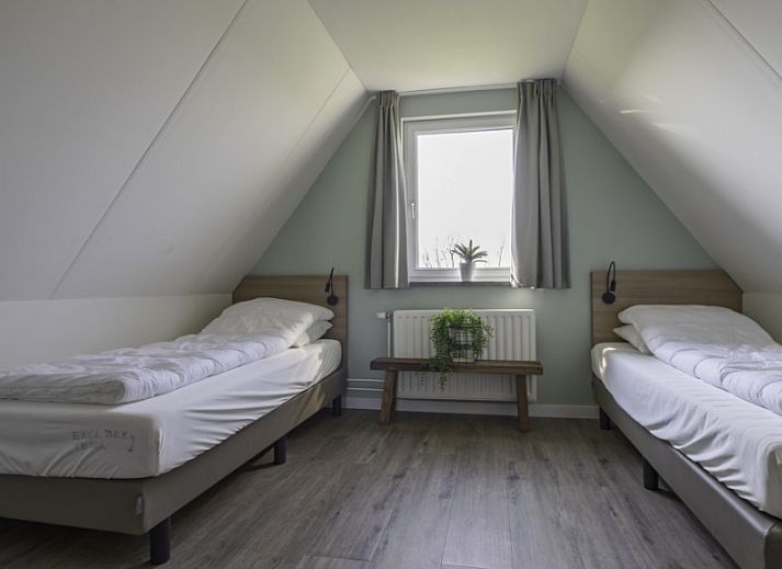 Gezellige eetkamer in Nieuwlanderweg 75 bungalow, De Koog, Texel met moderne inrichting en veel natuurlijk licht.