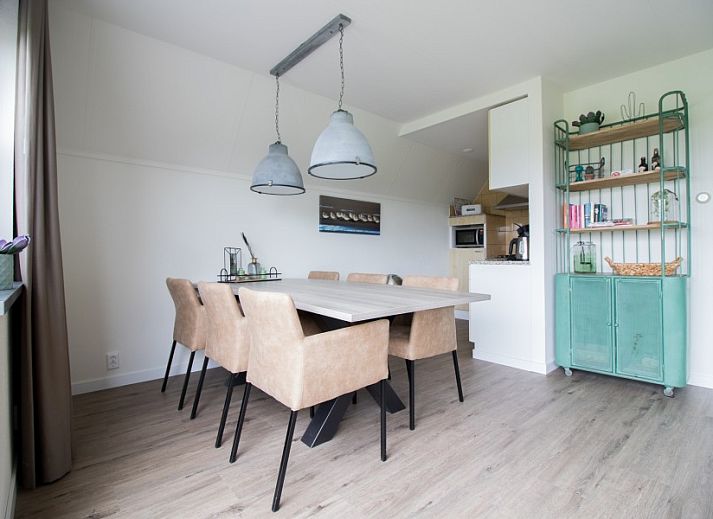 Comfortabele slaapkamer met tweepersoonsbed in Nieuwlanderweg 75 vakantiehuis, De Koog, Texel, met een rustgevend stranddecor.