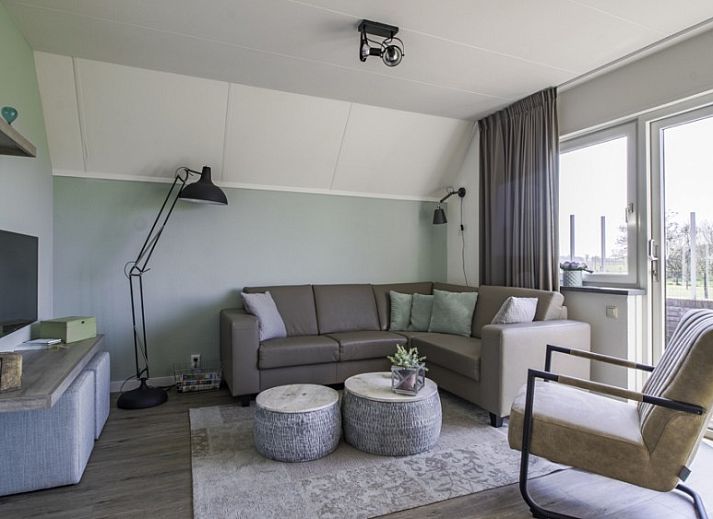 Comfortabele slaapkamer met tweepersoonsbed in Nieuwlanderweg 75 vakantiehuis, De Koog, Texel, met een rustgevend stranddecor.
