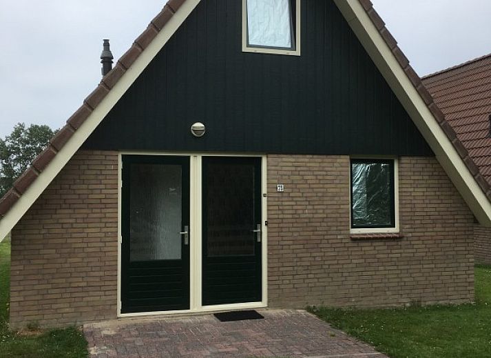 Ruime slaapkamer met twee eenpersoonsbedden in Nieuwlanderweg 75 bungalow, De Koog, Texel, ideaal voor gezinnen.