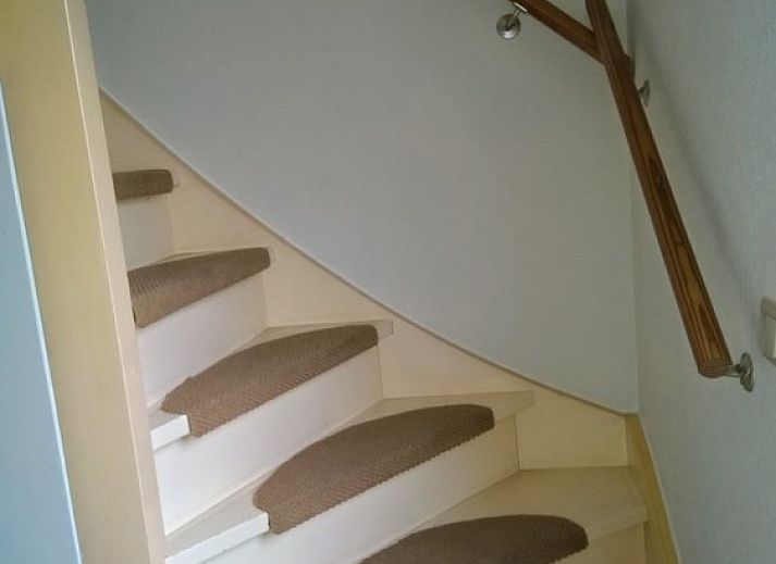 Gemtliches Wohnzimmer im Ferienhaus De Boogerd, De Waal, Texel mit Blick auf den grnen Garten, ideal fr Familientreffen.