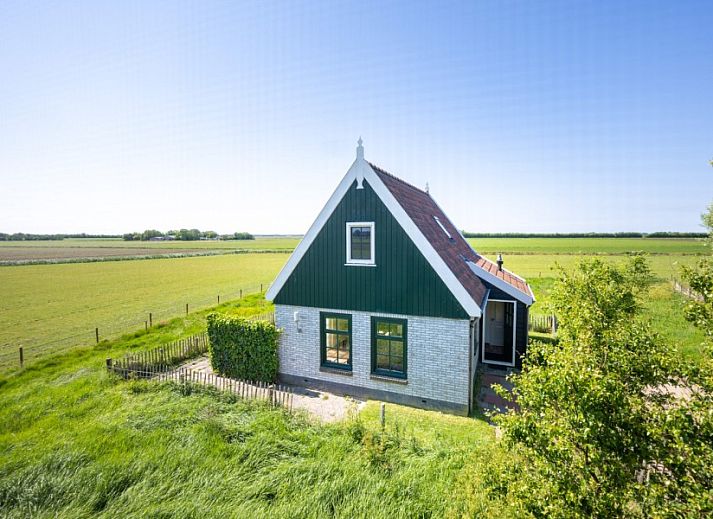 Bargerhof Texel vakantiehuis in De Waal, Texel met uitzicht op weidse velden en blauwe luchten.